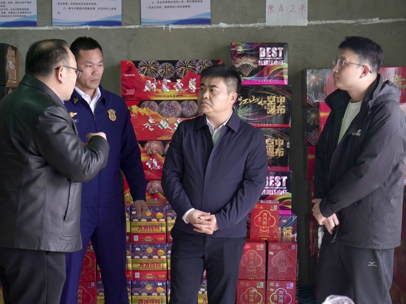 郭峰以“四不兩直”方式督導檢查煙花爆竹安全工作